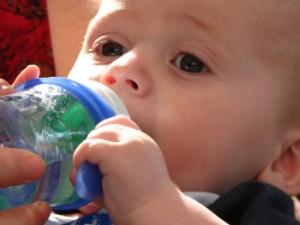 Стоит ли давать новорожденному малышу воду?