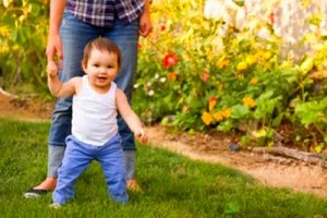 Первые шаги: как помочь ребенку научиться ходить 